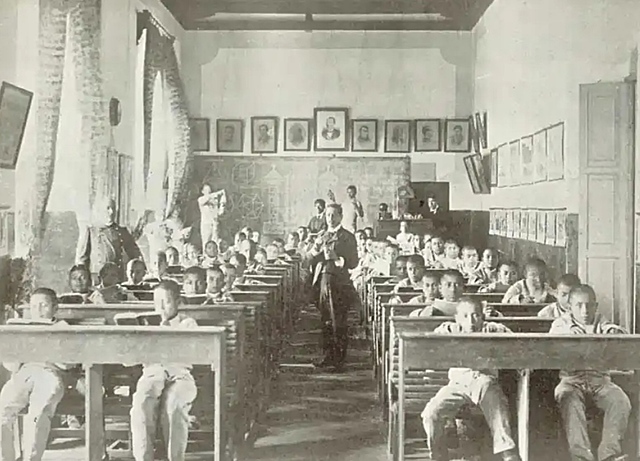 1950-1960: EL MAESTRO ES MENOSPRECIADO