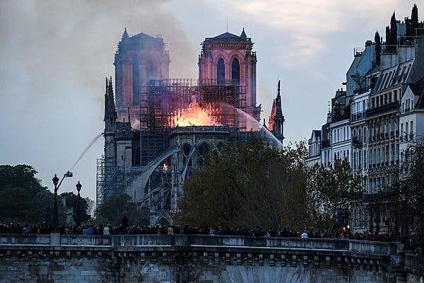 NOTRE DAME EN LLAMAS