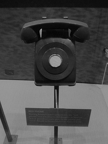 Se establece el "teléfono rojo" entre la Unión Soviética y los Estados Unidos.