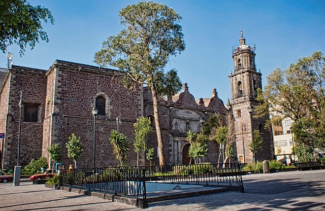 se funda el hospital de jesus