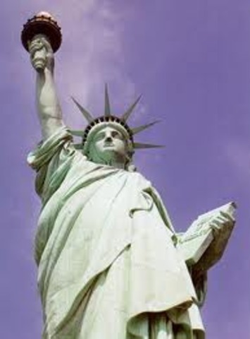 decidio abandonar alemania por la subida de los nazis y se fue para estados unidos