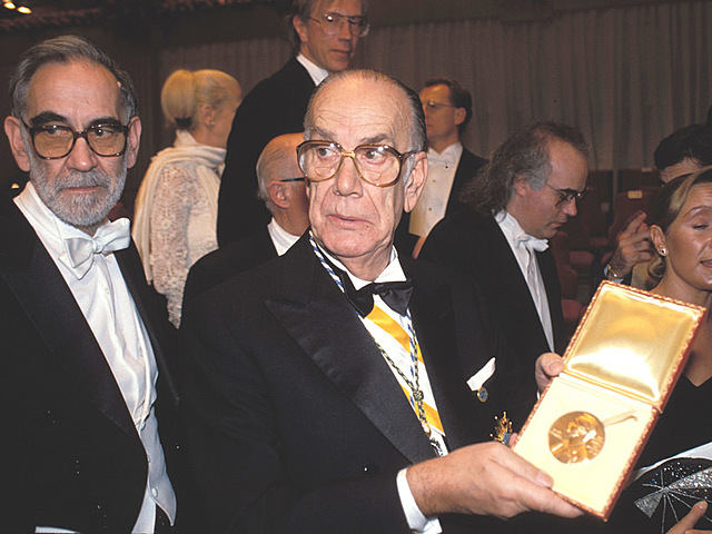 Camilo José Cela gana el Novel de literatura