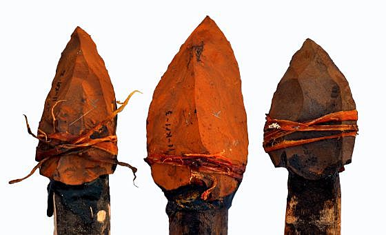 El hombre empieza a usar las piedras como armas