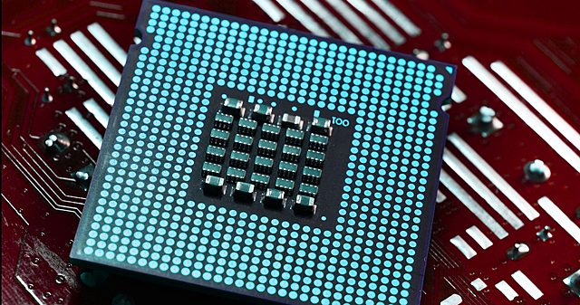 Arquitecturas paralelas con múltiples procesadores trabajando al mismo tiempo.