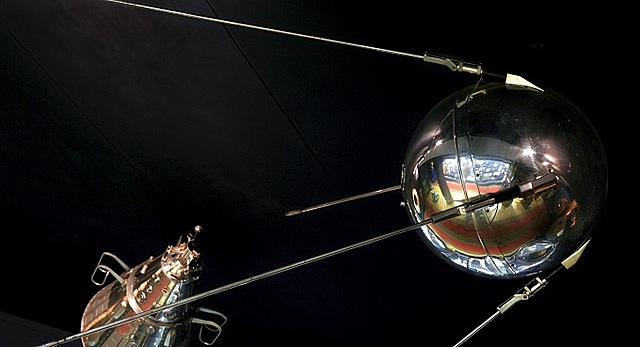 Lanzamiento del primer satélite (SPUTNIK I)