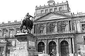 El Real Colegio de Minas de la Nueva España construyó el Palacio Nacional de Minería.