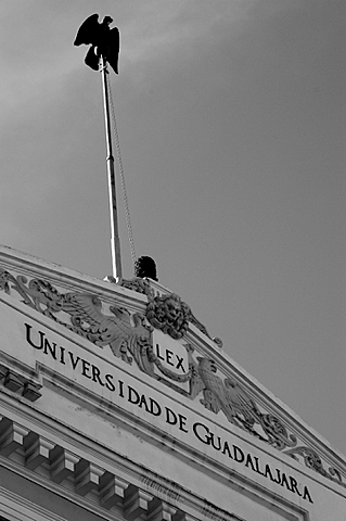 la Universidad de Guadalajara significa introducirse en sus más de 200 años de acontecimientos