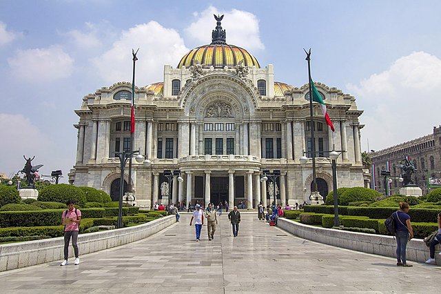 Rindió protesta como presidente en el Palacio de Bellas Artes.