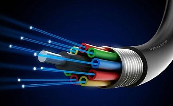 Inaugúrase o máis moderno sistema de transmisión de información por cable de fibra óptica.