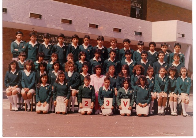 publicó su teoría de la relatividad especial.