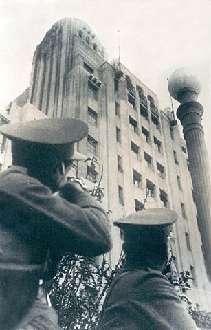 Matansa del seguro obrero (video explicativo y foto de un policía en el edificio de la caja del seguro obrero)