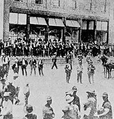 Los obreros de las minas de Cananea se reúnen en Pueblo Nuevo, Sonora, con el objeto de convocar a una huelga general por mejores salarios y condiciones de trabajo.