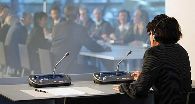 La primera patente de un equipo para la interpretación simultánea.