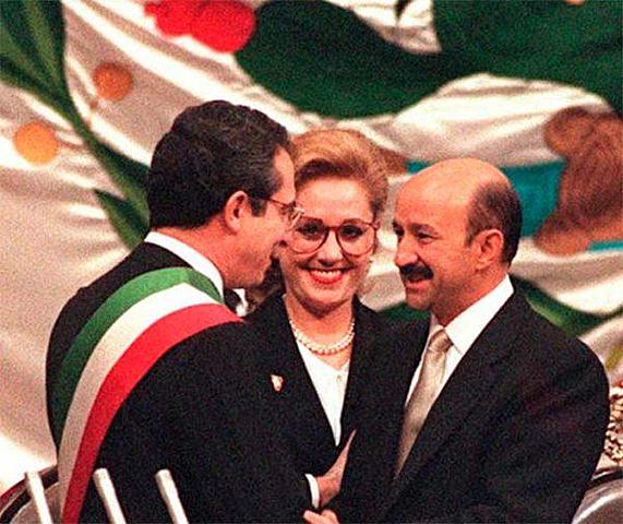 Carlos Salinas de Gortari deja el mandato presidencial