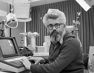 John McCarthy inventa la expresión inteligencia artificial