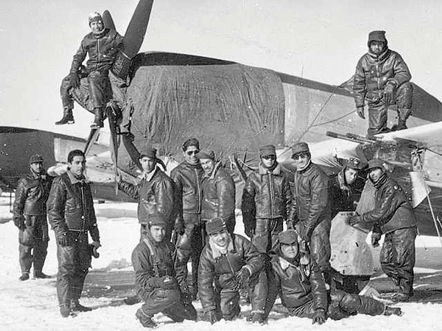 pase revista en el campo de Balbuena del escuadron 201