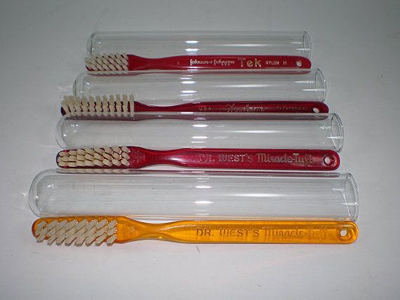 Primer cepillo de cerdas de nailon