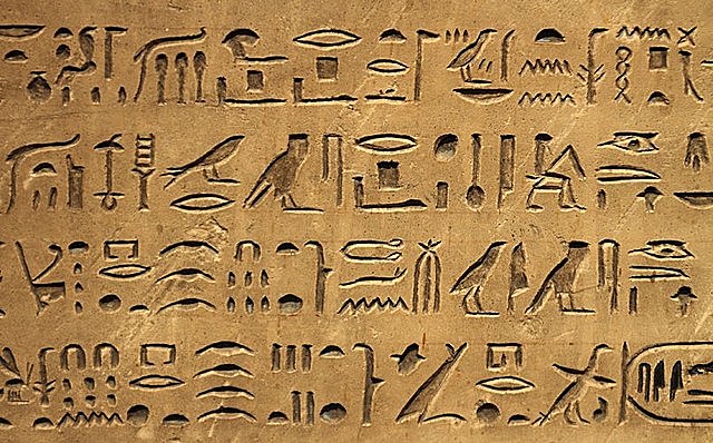 Aparece en Sumeria la escritura cuneiforme y en Egipto la jeroglífica
