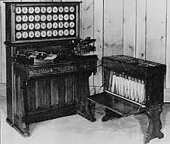 Hermann Hollerith utiliza una perforadora mecánica como forma de representar letras y dígitos mediante tarjetas de papel. Más adelante, en el año 1924, sería el fundador de IBM