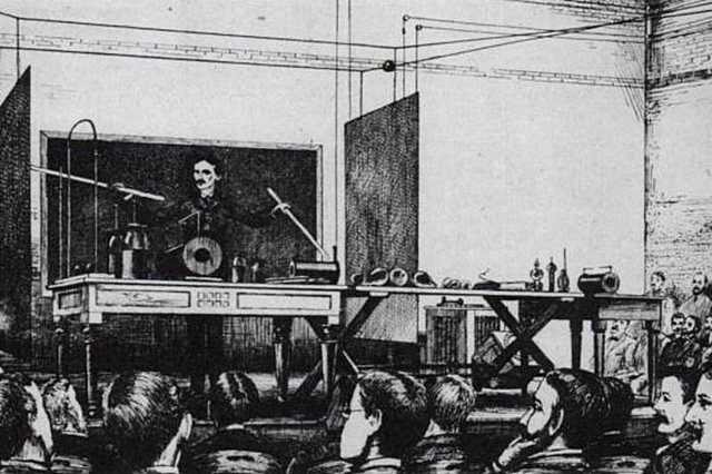 Durante la nochebuena de 1906 se realiza la primera transmisión de radio