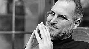 Steve Jobs lanza el iPhone.