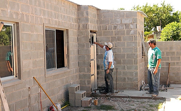 Pablo Escobar construía casas y ayudaba los pobres, canchas de futbol. tiene uno en la Hacienda Nápoles en donde tenia buses y pistas aéreas que era su centro de operación de 1970