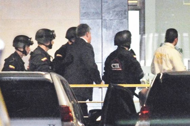 Piden vincular a esposa de Iván Moreno en carrusel de contratos