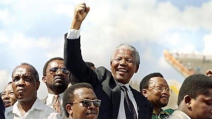 Nelson Mandela es elegido Presidente de Sudáfrica