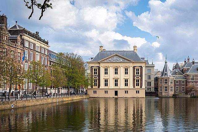 En La Haya, Países Bajos, primera convención para la protección de bienes culturales en caso de conflictos bélicos