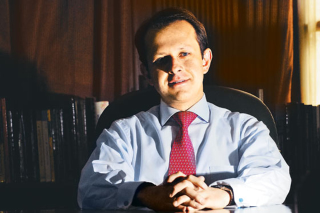 Arias habla de su "equipo honrado" y se encomienda a Dios