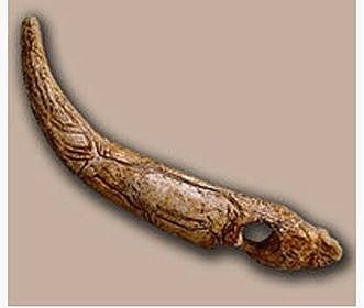 Ciervo grabado en un bastón perforado