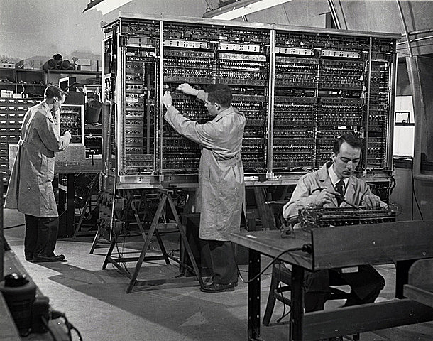 1950 Aparece o transistor: conmutación electrónica. 2ª xeración