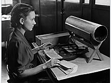 Hollerith realitza el càlcul del cens americà amb targetes perforades