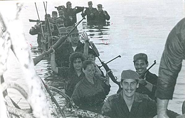 Desembarcan en playa Las Coloradas. Castro y doce supervivientes se refugian en Sierra Maestra.