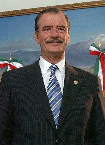 Vicente Fox toma posesión como presidente sustituyendo al presidente Ernesto Zedillo.