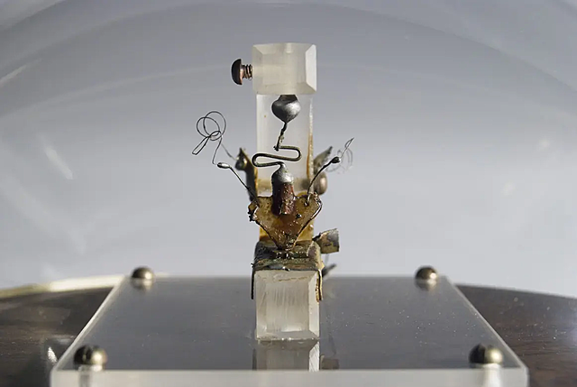 Invención del primer transistor