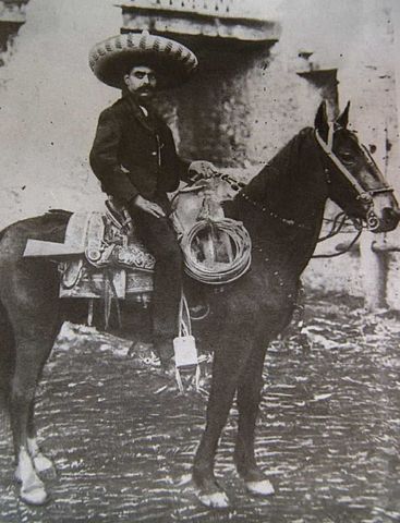 Emiliano Zapata, el Caudillo del Sur, quien luchó por la propiedad comunal de las tierras, fue asesinado por las tropas de Carranza.