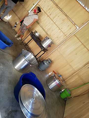 Compra de utensilios y víveres junto a la dirigente de la Olla común de San Antonio de Padua