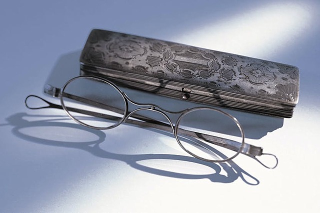 The cristalleri: pair of "glasses with rivet"