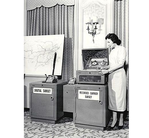 BELL fabrica el primer módem que permite transmitir datos binarios a través de líneas telefónicas simples