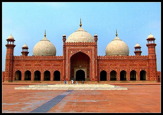 Badshahi Mosque is built