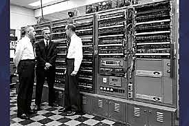 Claude Shannon senta las bases de la teoría del diseño del ordenador digital y el circuito digital .