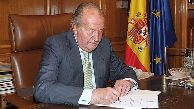 El Rey Juan Carlos abdica a la corona española.