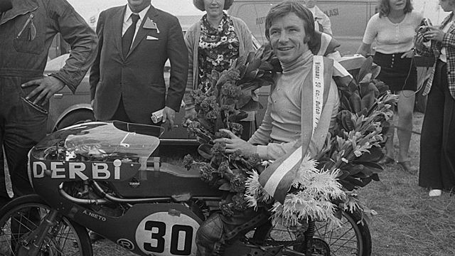 Angel Nieto gana su primer título mundial de motociclismo