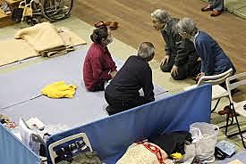 El emperador Japón se pone a la altura de sus súbditos