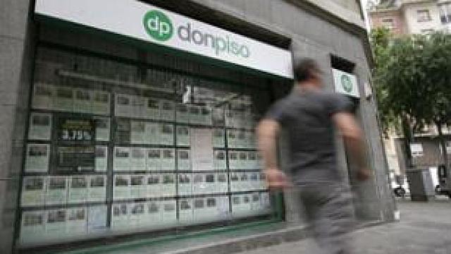 Crisi financera propiciada per l'esclat de les bombolles immobiliàries.