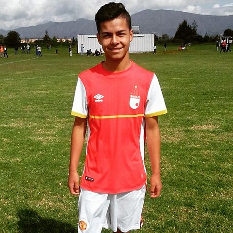 Jugar Con las Inferiores de Santa Fe.