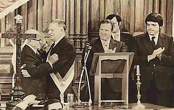 Se rodeó de un equipo económico liberal, liderado por Manuel Ulloa, director del diario Expreso y ministro de Economía de su gobierno, que desplazó a varios de los antiguos dirigentes de Acción Popular.