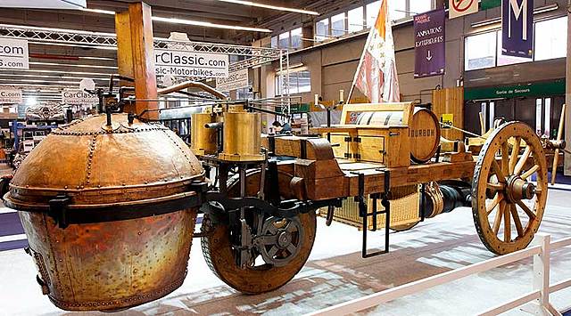 Primer automóvil construido.