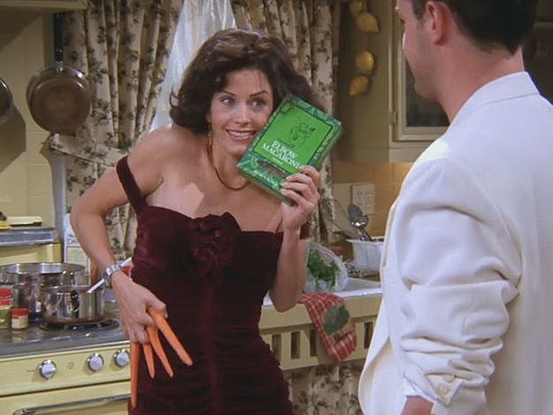 Mónica le corta un dedo a Chandler